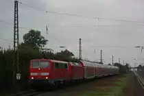 111 155 mit einer defekten 146er und dem RE2 am 6.10.13 in Düsseldorf-Angermund.