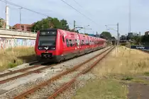 DSB S-Bahn Kopenhagen: Linie M (Alstom-LHB/Siemens-SA 8200) erreicht am 5. August 2014 den S-Bahnhof Lyngby. - Der Zug fährt in Richtung Holte und Hillerød.