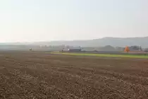 Ende Oktober 2011 ist ein Regionalzug in der Spätnachmittagssonne kurz vor Deutschkreutz zu beobachten.