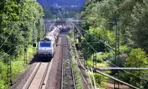 E37 528 CB Rail kommt aus Richtung Koblenz mit einem Kurzen gemischten Güterzug aus Süden nach Köln-Gremberg und fährt in Richtung Köln auf der Rechte Rheinstrecke (KBS 465) bei Bad-Honnef am Rhein am 11.8.2014.
