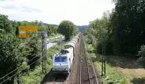 37 528 CB Rail kommt aus Richtung Koblenz mit einem Kurzen gemischten Güterzug aus Süden nach Köln-Gremberg und fährt in Richtung Köln auf der Rechte Rheinstrecke (KBS 465) bei Bad-Honnef am Rhein am 11.8.2014.