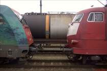 Im Herbst 2002 treffen sich BR 101 117-0 und ihr Vorg�nger 
BR 103 174-9 in Itzehoe.
Dort warten sie auf ihre n�chsten Eins�tze.
