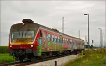 SŽ 813-115 fährt durch Cirkovce-Polje Richtung Ormož. /22.8.2014