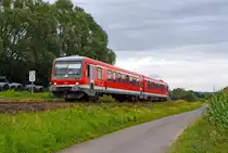 
Der Dieseltriebzug 928 235 / 628 235  (95 80 0928 235-0 D-DB / 95 80 0628 235-3 D-DB) der Kurhessenbahn (DB Regio) fährt am 13.08.2014, als RB 43  Obere Lahntalbahn  die Verbindung Marburg an der Lahn (Hbf) - Bad Laasphe. 
Hier bei Lahntal-Brungershausen, km 75,0 der KBS 623 (Obere Lahntalbahn).