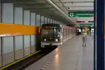 U-Bahntyp 81-71M in der Einfahrt Depo Hostivař . Aufgenomen am 16.07.2014.