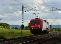 185 281-3 ist mit einen Aufliegerzug bei Harrbach am 12.08.14 unterwegs.