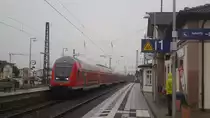 Ein DAbpbzfa 764 f�hrt einen RE Heidelberg-Stuttgart an, hier gesehen bei Regenwetter in St. Ilgen/Sandhausen. Juli 2014.