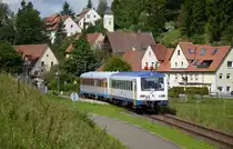 Freizeitverkehr auf der Schwäbischen Alb - die Radwandershuttle der SAB am 24. August 2014:

Zwischen Kleinengstingen und Münsingen pendelten VT 410 und VS 220. Hier fahren die beiden als RB 22183 aus Offenhausen in Richtung Münsingen aus. VT 140 schiebt.