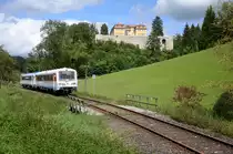 Freizeitverkehr auf der Schwäbischen Alb - die Radwandershuttle der SAB am 24. August 2014:

Unterhalb der Gedenkstätte Grafeneck fahren VT 410 und VS 220 als RB 22184 nach Kleinengstingen.

