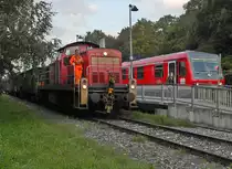 Die hinter dem Bahnsteig der Haltestelle Ulm-Donautal stehende 294 681-2 kann die Fahrt erst fortsetzen, wenn alle aus der von Laupheim Stadt kommenden RB 22644 ausgestiegenen Fahrgäste das Industriegleis überquert haben. Während 928 573 zum nächsten Halt und Ziel Ulm Hbf weiterfahren wird, wird die 294er mit ihren Wagen bis an das Ende des Industriegleisanschlusses fahren, auf Streckenfreigabe warten und auf den Gleisen der Südbahn nach Ulm Rbf fahren (22.08.2014).