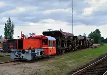 Regionstog, LJ M16 (Lollandsbanen (Nakskov-Nykøbing F og Maribo-Rødbyhavn)mit Schotterzug, Aufnahme am 16.8.2014 vom Bahnsteig Maribo