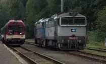 Ein modernisierter TW der Baureihe  843 (843 017-5) abfahrbereit in Dvur Kralove nad Labem als Schnellzug nach Liberec, auf dem Nachbargleis warten 2  Taucherbrillen  (843 017-5 ).  23.08.2014 12:07 Uhr.