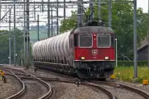 Re 6/6 11616 kommt am 24.6.2014 mit einem Holcim Zementzug bei Reichenburg vorbeigerauscht.