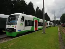 EB VT 013 + xxx + VT 019 als  Rennsteig Shuttle  EB 80603 aus Erfurt Hbf, am 23.08.2014 im Bahnhof Rennsteig.