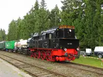Rennsteigbahn 94 1538 mit den historischen Güterwagen DR Halle 591 382 P und DR 4801 P Gn, am 23.08.2014 während dem 110. Streckenjubiläum im Bahnhof Rennsteig.