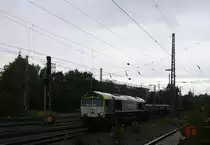 Die Class 66 6603 von Captrain kommt aus Richtung Montzen/Belgien  mit einem Aluminiumleerzug aus Kinkempois(B) nach Aachen-West und fährt in Aachen-West.
Aufgenommen vom Bahnsteig in Aachen-West bei Regenwetter am 22.8.2014.