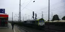 Die Class 66 6603 von Captrain fährt mit einem Aluminiumleerzug von Aachen-West nach Kinkempois(B) bei Ausfahrt aus Aachen-West und fährt in Richtung Montzen/Belgien. Aufgenommen vom Bahnsteig in Aachen-West bei Regenwetter am 22.8.204.
Und das ist mein 3500tes Bahnbild bei http://WWW.Bahnbilder de. 
