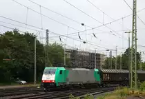 Die Cobra 2807 kommt aus Richtung Montzen/Belgien mit einem langen Papierzug aus Dollands Moor(GB) nach Nievenheim(D) und fährt in Aachen-West ein.
Aufgenommen vom Bahnsteig in Aachen-West bei Regenwetter am 22.8.2014. 