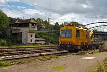 
Gegenüber dem Reiterstellwerk Krauztal Fahrdienstleiter (Kf) ist am 28.08.2014 das IFO (Instandhaltungsfahrzeug für Oberleitungsanlagen) Schweres Nebenfahrzeug Nr. 703 109-9 der DB Netz AG abgestellt.

Das Fahrzeug wurde 2000 von Gleisbaumechanik Brandenburg /H. GmbH unter der Fabriknummer 068.009 gebaut. 