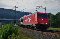 185 604-6 von HGK mit einen Autozug Richtung Norden bei Hermannspiegel am 28.08.14.