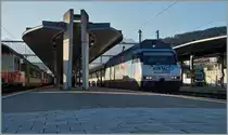 Die etwas unglücklich stehende SBB Re 460 014-4 welche für  Air14  wirbt allein hätte zuwenig Gewicht für ein Zeigen dieses Bildes in die Waagschale geworfen, doch mit den vier  Sputnik  im linken Bildteil denke ich, dass es passt.
Spiez, den 28. August 2014