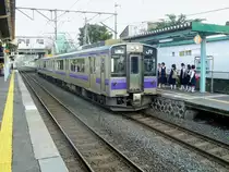 Serie 701 des Bezirks Morioka: Einfahrt des Zuges 701-1005 in Misawa, 8.Juli 2010. Die Strecke im hohen Norden gehört heute der Aoi Mori-Bahn, der Triebzug ist heute Aoi Mori-Bahn 701-6.  