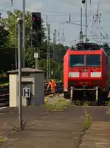 Die Frage was hier im Mittelpunkt des Bildes steht, kann jeder für sich beantworten, für mich ist es eindeutig der Weichenschmierer. Denn ohne den Herrn dürfte der Bahnbetrieb noch weniger geschmiert laufen, als er es ohnehin schon oft macht.
Heilbronn den 21.8.2014