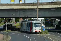 Nachschuß auf den Wagen 3236 auf der Linie U75 nach Eller der hier an die Straßenbahnhaltestelle Neuss am Kaiser heranfährt. 27.8.2014