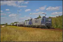 RBH 102 / 143 169-3 und RBH 105 mit Zans-Wagen am 28.08.2014 durch die Berliner Wuhlheide