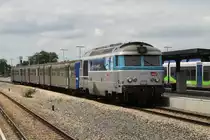 267455 und Steuerwagen P08 mit TER 848621 Amiens-Laon auf Bahnhof Laon am 20-6-2014.