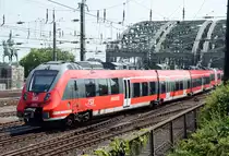 442 258 RE9 vom Hbf Köln kommend, Auffahrt auf die Hohenzollernbrücke - 31.07.2014
PS: Rechts im Bild ist ein Leitungsmast, kein  schwarzer Zuschneidebalken !