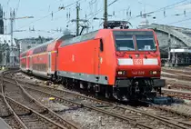 146 020-3 RE1 nach Hamm, Ausfahrt Hbf Köln - 31.07.2014
PS: Standort = Gehweg zwischen Hbf und Hohenzollernbrücke, hier nur ca. 1,5 m vom ersten Gleis. 