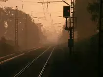 Am Morgen des 27.8 gab es in Anrath und Umgebung einen klasse Sonnenaufgang und dazu noch Dunst. Hier strahlt die Sonne durch den Dunst und lässt ihn leuchten. Hier die KBS in Richtung Duisburg.

Anrath 27.08.2014