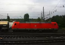185 010-6 DB fährt mit einem langen Kesselzug Antwerpen-Noord(B) nach Burghausen(D) bei der Ausfahrt aus Aachen-West und fährt in Richtung Aachen-Schanz,Aachen-Hbf,Köln. 
Aufgenommen vom Bahnsteig in Aachen-West bei Regenwolken am 22.8.2014.