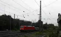 185 244-1 DB  kommt aus Richtung Köln,Aachen-Hbf,Aachen-Schanz mit einem langen Containerzug aus Gallarate(I) nach Genk(B) und fährt in Aachen-West ein.
Aufgenommen vom Bahnsteig in Aachen-West bei Regenwetter am 22.8.2014. 
