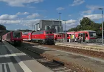 Bei planm��igem Betriebsablauf so nicht zu sehen - drei Personenz�ge gleichzeitig im Bahnhof von Biberach (Ri�). Am 22.08.2014 trafen sich der 611er als IRE 'Sprinter' von Ulm nach Basel badischer Bahnhof, die 218er als Schublok des IRE von Lindau nach Stuttgart und der 628er als RB von Ulm nach Biberach (Ri�) S�d.
