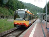 Karlsruher S-Bahn-Zug 878, S41 Raum�nzach - Heilbronn am 22.05.2003 in der Endhaltestelle Raum�nzach, rechts steht der Anschlu�zug nach Freudenstadt. Die Fahrzeit nach Heilbronn betr�gt 3 Stunden, ich sch�tze die Streckenl�nge auf mehr als 150 km, f�r eine S-Bahn ziemlich lang.
