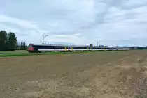 Flugshow AIR 14 Payerne: BDt EWI 50 85 82-33 905-8 mit einem  Westschweizer  KlB Pendel welcher um 2 B EWI NPZ verl�ngert wurde als Leermaterialzug Payerne -Lausanne bei Granges-Marnand, 31.08.2014. 

