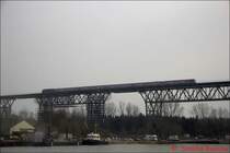 Regional Bahn 35131 von Heide nach Itzehoe schlich im M�rz 2003 mit der H�chstgeschwindigkeit von 40km/h �ber die Hochdonner Eisenbahnbr�cke, welche den Nord-Ostsee-Kanal �berspannt. 