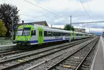 AIR 14 Payerne: Auch die Regios Lyss-Kerzers-Bern wurden verst�rkt. Einer der beiden Uml�ufe wurde ausnahmsweise durch einen RBDe 565 Pendel gef�hrt, welcher noch mit einem Bt verst�rkt wurde. Dieser einzelne Steuerwagen (Bt (ex. ABt der RM) 50 85 80-35 943-0) verkehrt Mo-Fr nur auf wenigen Z�gen Morgens und Abends auf der S3, normalerweise ist er �bers Wochenende in Biel abgestellt. Im Bild steht der Pendel in Kerzers, vor kurzem ist er als R 5526 aus Lyss angekommen, nach Ankunft des Gegenzuges verkehrt er weiter als S52 16255 via G�mmenen nach Bern, 31.08.2014.