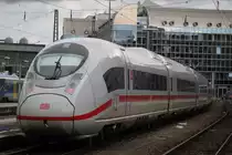 407 017-2 stand am 27.08.2014 f�r kommende Schulungsfahrten auf Gleis 7 abgestellt im M�nchener Hbf.