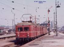ET 65, hier noch ohne Computer-Nummer, mit Mittelwagen Ci+Ci im Jahre 1967 bei der Ausfahrt aus Stuttgart Hbf. Die ET 65 fuhren von 1933 bis 1978 auf der Strecke Esslingen - Stuttgart Hbf. - Ludwigsburg und wurden von der S-Bahn (BR 420) abgel�st. Die Fahrzeuge bekamen 1961/62 bei einer Modernisierung u.a. eine neue Stirnfront, statt 2 Fenster & �bergangst�r nur noch 2 Fenster.