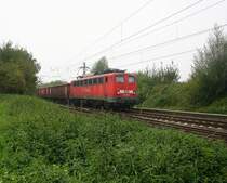 140 600-8 DB Cargo kommt aus Richtung Aachen-West,Laurensberg,Richterich, und fährt in Richtung Kohlscheider-Bahnhof,Herzogenrath,Neuss mit einem kurzen Schrottzug aus Aachen-West nach Neuss.
Aufgenommen bei Wilsberg in Kohlscheid bei Nebel am 6.9.2014.