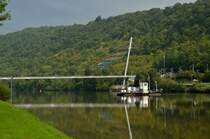 Kuriosum in Haßmersheim, da der Bahnhof auf dem rechten Neckarufer ist, ist eine von der DB AG betriebene Fähre zwischen dem Ort und der Station in Betrieb.
Doch bald wie man an der neuen Fußgängerbrücke erkennen kann ist es damit vorbei, dann wird auch diese Neckarfähre eingestellt.
Kraftfahrzeuge müssen dann über Gundelsheim oder Mosbach auf das andere Ufer fahren.
7.9.2014