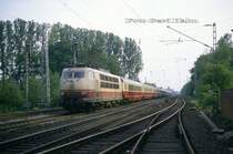 103142 braust am 21.5.1988 um 19.10 Uhr mit dem IC 533 nach Hamburg durch den Überholbahnhof Lengerich - Ringel!
Übrigens stand ich hier nicht im Gleis, sondern fotografierte über den Prellbock hinweg.