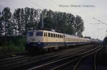 Lange Schnellzüge waren 1988 noch an der Tagesordnung auf der Rollbahn.
Am 23.3.1988 zog 110373 mit dem D 1921 einen solch langen Zug nach Husum und kam mir im Überholbahnhof Lengerich - Ringel um 18.40 Uhr vor die Linse.