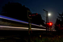 Ein Bahnübergang in Allensbach am Bodensee in der Vollmondnacht des 8.9.2014