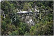 R 320 mit dem ABe 4/6 53 auf dem Ruinacci Viadukt kurz vor Camedo, dem Endpunkt auf Schweizer Seite. (03.09.2014)