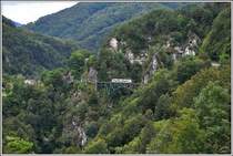 R319 mit ABe 4/6 52 auf dem Ruinacci Viadukt bei Camedo. (03.09.2014)