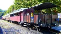 Frankreich, Languedoc, Gard,  Train à vapeur des Cévennes  von Anduze nach Saint-Jean-du-Gard. Die Personenwagen des Zuges im Bahnhof von Saint-Jean-du-Gard. 07.08.2014. http://www.trainavapeur.com/